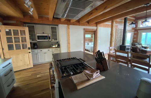 Barnardsville Cabin | Appalachian Rainforest Oasis- breathtaking views surrounded by National Forest