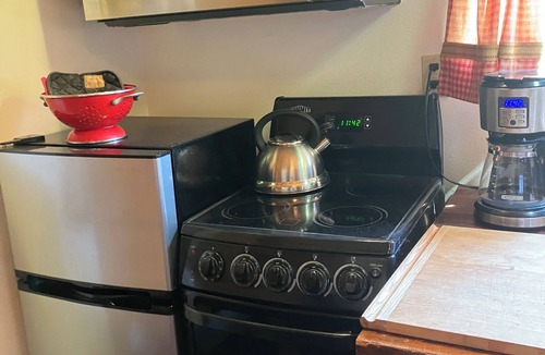 Roseway Apartment | Artful, Rustic Backyard Cabin-Sustainable Ethic, Downtown 20 Min, 5-Star Shower