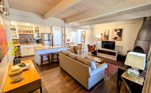 Northeast Santa Fe House | Artist Rd Retreat -Walk to Plaza, nestled in the Foothills of the Mountains