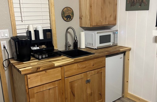 Red River Cabin | Baby Bear's Bunkhouse - 400sf cabin in the heart of Red River