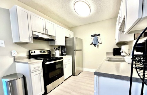 Albuquerque Apartment | Balloon Route 66/Pool/Gated/Covered Free Parking/Playground/Centrally Located