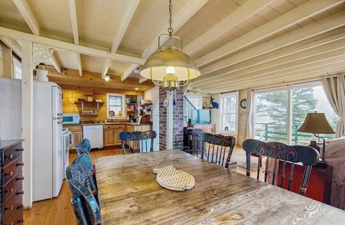 Boothbay Harbor Cabin | Bayfront cottage with fantastic views & minutes to downtown - Dog-friendly