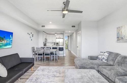 Ruskin House | Bayfront Townhouse w/Heated Pool, HotTub, Beach, Marina, tiki bars w/live music