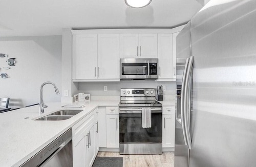 Ruskin House | Bayfront Townhouse w/Heated Pool, HotTub, Beach, Marina, tiki bars w/live music