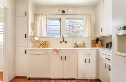 Hermosa Beach House | Beach Bungalow | 3 Houses to Sand | Walk to Pier
