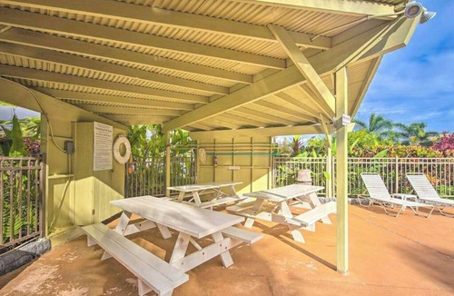 Wailua Condo | Beachfront Kapaa Studio with Lanai, Pool & BBQ to Unwind