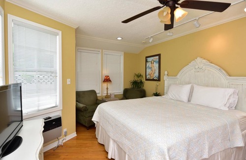 Clearwater Beach Cottage | Beachside Courtyard Romantic Retreat at Clearwater Beach