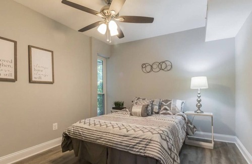 West Springfield Condo | Beautiful 2BR/1BA Renovated Condo near DC w/pool