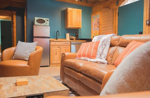 North Valley House | Beautiful and fun 3 bedroom house with a hot tub, arcade games and lots of room.