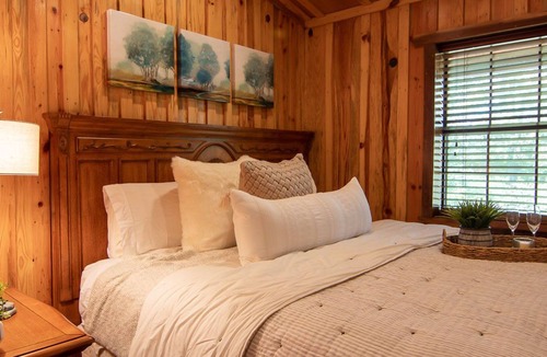 Smithville Cabin | Beautiful Coulples Cabin! 26 minutes north of Hochatown!