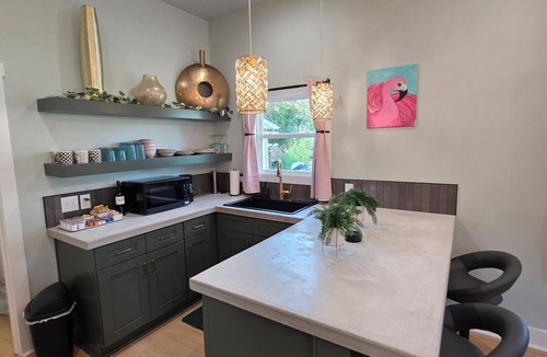 Cibolo House | Beautiful Newly Constructed Tiny Home in the Heart of Old Town.