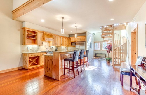 Government Camp House | Beautiful penthouse condo w/shared pool & hot tub - amazing views & free WiFi