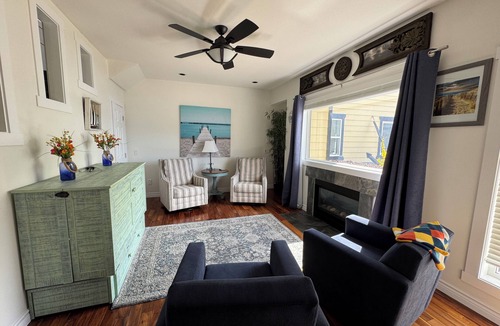 Central Okanagan House | Beautiful & Private Downtown Lakeside Space/King Bed/2 Patios/BBQ &Dog-Friendly!