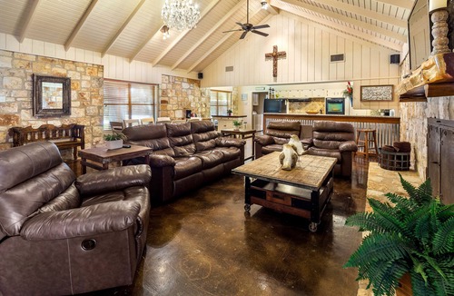 New Braunfels House | BEAUTIFUL SECLUDED OASIS MINUTES FROM HISTORIC GRUENE!