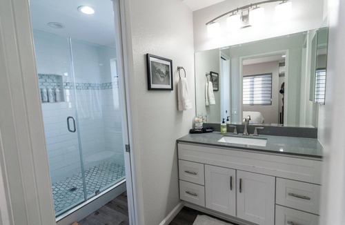Peninsula House | Belmont Shore Peninsula - 2 King Suites 2.5Baths - Roof Deck + Garage - Sleeps 6