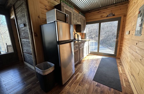 Stanton Cabin | BEST CABIN EVER!-IN THE WOODS-SUPER CLEAN-HOT TUB-PAVED ROAD-NATURAL BRIDGE PARK
