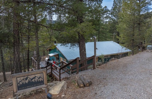 Cloudcroft Cabin | Big deck -mountain views! Cozy 2-bedroom cabin near peaceful Cloudcroft with AC