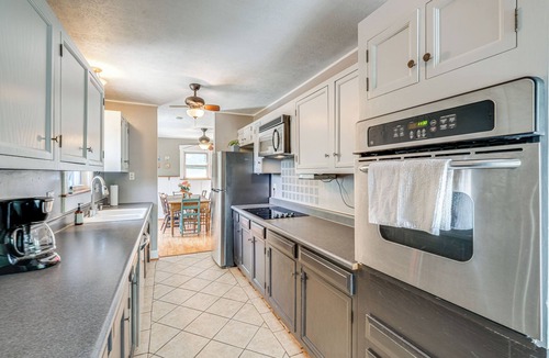 Blacksburg House | Blacksburg Hideaway w/Hot Tub ~ 5 Mi to Campus!