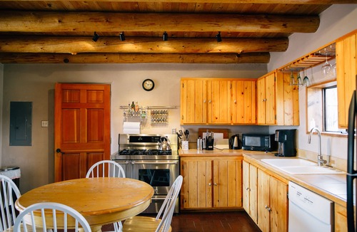 El Prado House | Blue Bird Farm - Spacious Stylish 5 bed/3 bath Taos Farmhouse with AC
