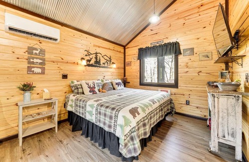 Whitesboro Apartment | 'Bluebird Treehouse' Near Kiamichi Mtns w/Hot Tub