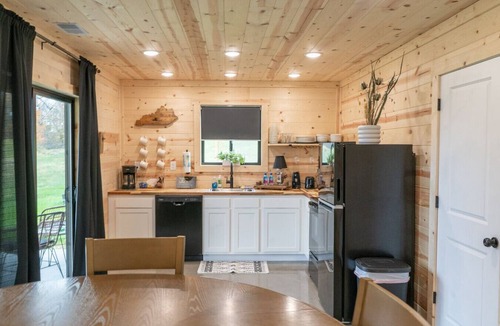 Lawrenceburg Apartment | Bourbon Barrel Cottages #6 Kentucky Bourbon Trail Hot Tub and Fire Pit