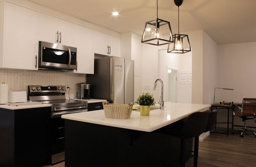 Sage Hill House | Brand New| 3 Bedroom, 1 king 2 Queen| Near Airport