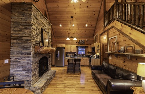 Hidden Lake Cabin | Breathtaking Blue Ridge Mountain Views and Sunset, Sleeps 8!