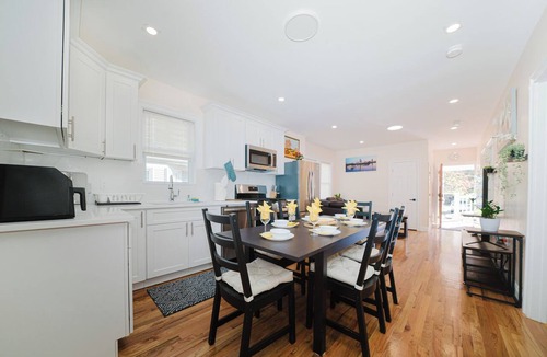 Milton Apartment | Bright 3BR Milton 1st-floor Apt Pet-Friendly near I-93 & Blue Hills 14-1