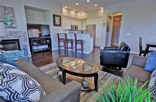 Talon Retreat House | Bright and Clean! - Encore Gated Community - Contemporary Furniture -