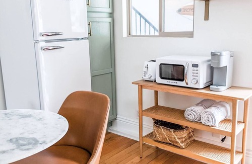 Peninsula Apartment | Bright and cozy modern studio steps from the beach