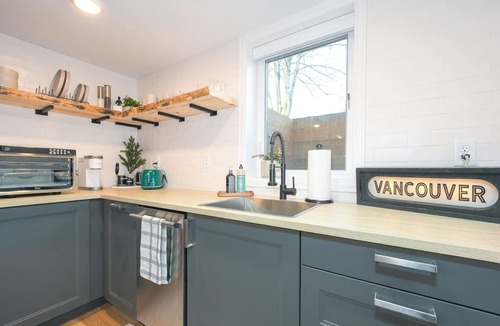 Downtown Vancouver Apartment | Bright and Modern Basement Apartment ✿ DT Neighborhood