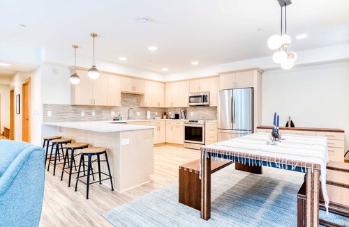 Government Camp House | Bright & modern dog-friendly getaway w/private balcony, gas grill, & free WiFi