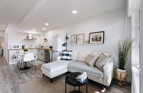Keith House | Bright &Spacious 1BR | Queen + Twin | Pond View