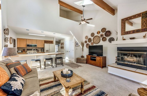Cloudcroft Apartment | Bright Townhome - 1 Mile to Downtown Cloudcroft
