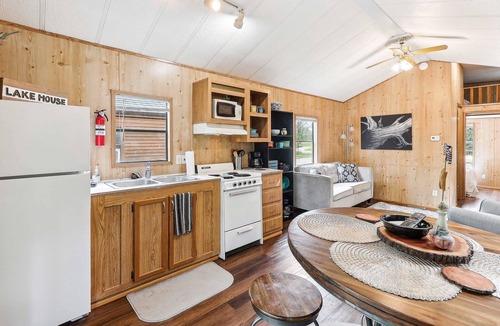 Neal Cabin | Cabin 10~ Cozy Toronto Lake Cabin ~ Walk to the Water by RedAwning
