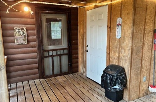 Ashdown Cabin | Cabin in the middle of town, near the amenities,but hidden on a dead end street.