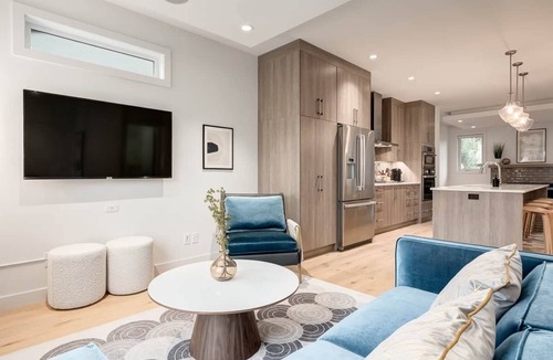Richmond House | Calgary Grand Retreat | Sleeps 16 | 8BR 8BA | Sauna | 2 Kitchens | City Centre