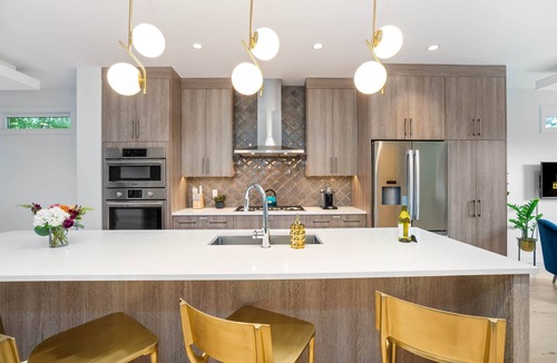 Richmond House | Calgary Grand Retreat | Sleeps 16 | 8BR 8BA | Sauna | 2 Kitchens | City Centre