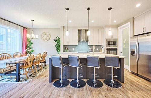 Symons Valley House | Calgary Mega-Home: 7BR, 2 Kitchens, 5 Baths! Groups, Family & Banff Getaway