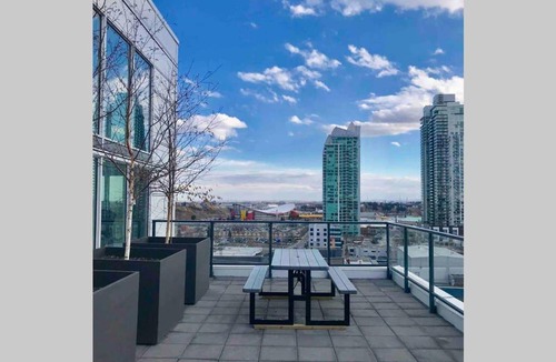 East Village Apartment | Calgary SE 4 St Luxury DT Apartment