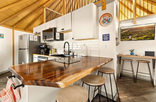 Canyon Lake Cabin | Canyon Spacious Yurt‑Cabin w/Hot Tub + Swings Sleeps 6