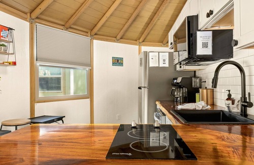Canyon Lake Cabin | Canyon Spacious Yurt‑Cabin w/Hot Tub + Swings Sleeps 6