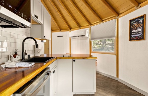 Canyon Lake Cabin | Canyon Spacious Yurt‑Cabin w/Hot Tub + Swings Sleeps 6