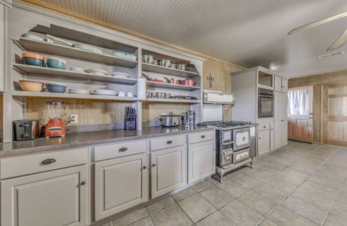 Glencoe House | Capitan Vacation Rental w/Grill, Near Ruidoso! Includes hottub!