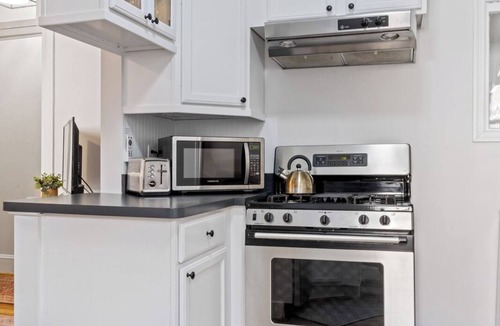 Capitol Hill House | Capitol Hill, 9 Windows, FREE PARKING, Metro