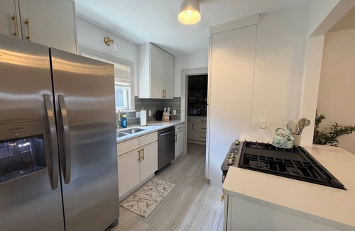 College Hill House | Captivating Rose Cottage-3 King Beds-College Hill