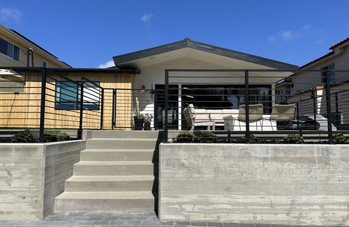 Cardiff-by-the-Sea House | Cardiff Swamis Beach house 2 blocks from beach - with ocean views and hot tub!