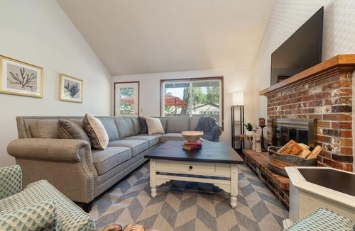 Beaverton House | Carriage Way The Restful Retreat King Bed yard