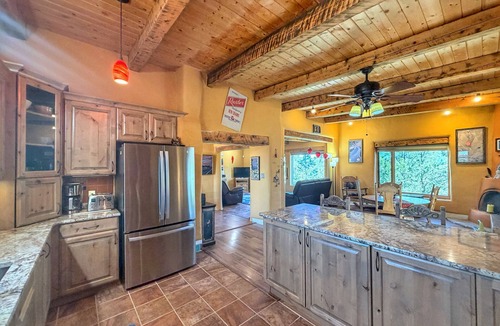 Taos House | Casa De Cuentos-Spectacular Views-Charming and Cozy.