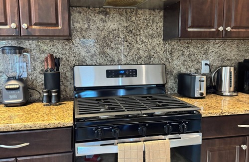 Lennox House | Casa de Luxe – Modern 3BR Near SoFi & LAX Sleeps 8